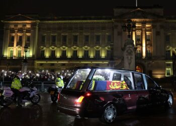 El coche fúnebre con el féretro de la reina Isabel II llega al palacio de Buckingham, en Londres. PAUL CHILDS (REUTERS)