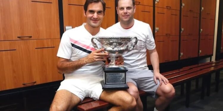 Severin Luthi junto a Federer después de ganar el Australian Open. Foto Clive Brunskill Getty Images)