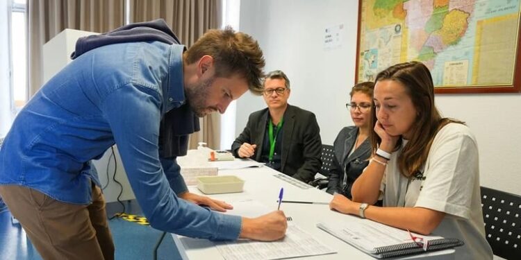 Un ciudadano brasileño ejerce su derecho al voto en el colegio mayor universitario Casa do Brasil, en Madrid (EFE/ Borja Sanchez-Trillo)