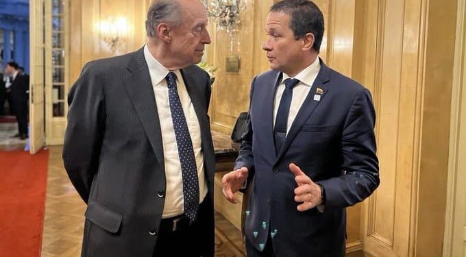 Canciller de Maduro Carlos Faría, y el canciler de Colombia, Álvaro Leyva. Foto @Fariacrt