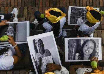 People take part in a demo against the murder of social leaders in Medellin, Colombia on July 26, 2019. (Photo by JOAQUIN SARMIENTO / AFP)