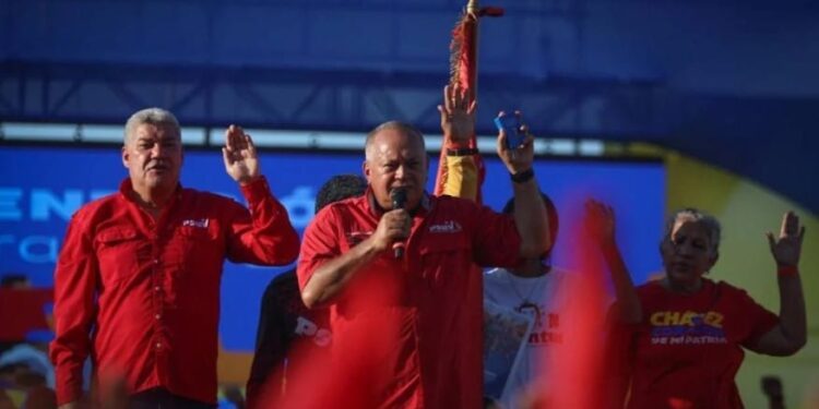 Diosdado Cabello. Foto Con el mazo.