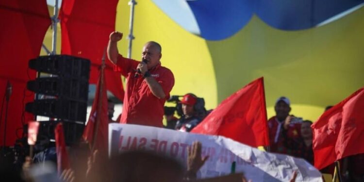 Diosdado Cabello. Foto Con el mazo.