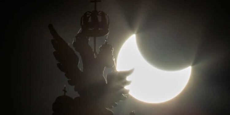 El eclipse solar asoma sobre una estatua de un águila con dos cabezas, símbolo del escudo de Rusia, en la cima del Museo Estatal Histórico en Moscú (REUTERS Shamil Zhumatov).