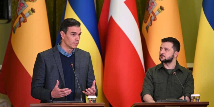 El presidente del Gobierno de España, Pedro Sánchez, y el presidente ucraniano, Volodymyr Zelensky. Foto de archivo.