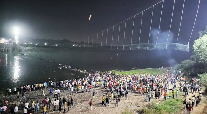 El puente colgante de Morbi. Foto agencias.