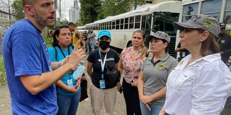 La directora de la oficina panameña de Migración, Samira Gozaine. Foto @jrbermudezofi