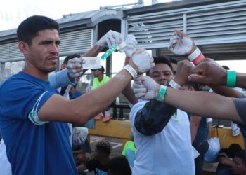 Migrantes venezolanos protestan hoy, en el Puente Nuevo, en Matamoros (México). Alrededor de 160 venezolanos que fueron deportados por Estados Unidos, tras la noticia de que el polémico Título 42 aplique para los ciudadanos de este país, protestaron de manera pacífica en el Puente Nuevo, que conecta a Matamoros (estados de Tamaulipas), con Brownsville (estado de Texas), para exigir el ingreso a territorio estadounidense. EFE/ Abraham Pineda-jacome