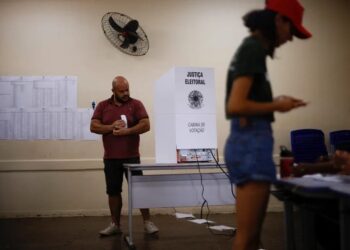 La gente asiste para emitir sus votos en un colegio electoral durante las elecciones presidenciales, en Brasilia, Brasil, el 2 de octubre de 2022 (REUTERS/Adriano Machado)