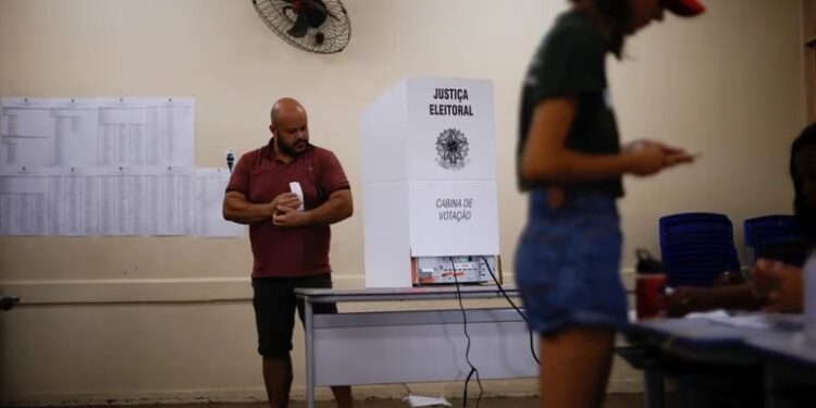 La gente asiste para emitir sus votos en un colegio electoral durante las elecciones presidenciales, en Brasilia, Brasil, el 2 de octubre de 2022 (REUTERS/Adriano Machado)