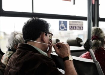 Uso de mascarilla en los autobuses. Foto de archivo.