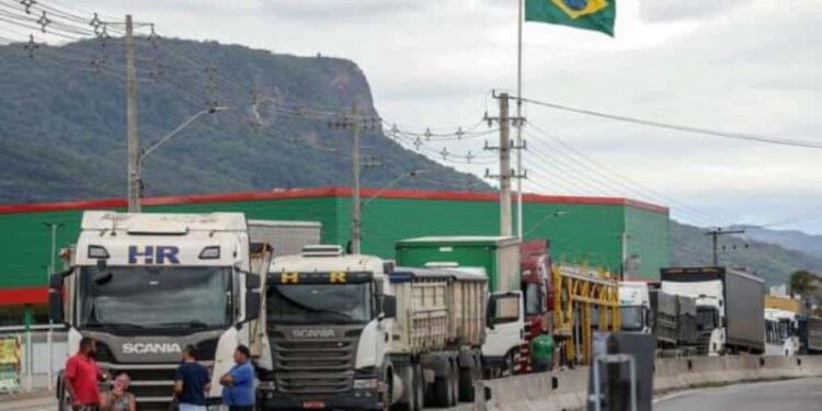 Vías bloqueadas por camioneros simpatizantes del actual mandatario Jair Bolsonaro. Foto agencias.