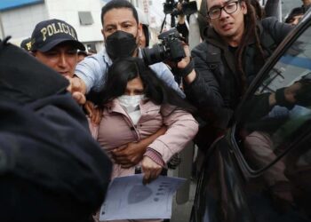 Yenifer Paredes, cuñada del presidente Pedro Castillo, es protegida a su salida de la prisión de mujeres. Foto EFE.