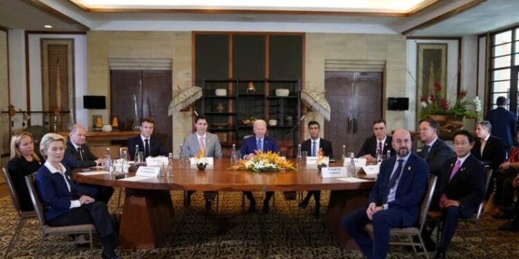 Biden y líderes del G7 sostienen una reunión de emergencia en Bali tras el ataque ruso en Polonia. REUTERS