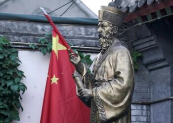 Foto de archivo: una bandera china junto a la estatua del jesuita italiano Matteo Ricci, el primer constructor de iglesias durante la dinastía Ming, en la entrada de la Iglesia Católica del Sur de Pekín, China, el 29 de septiembre del 2018 (REUTERS/Jason Lee)