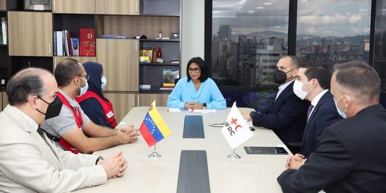 Delcy Rodríguez y los delegados de la Cruz Roja Media Luna. Foto VTV.