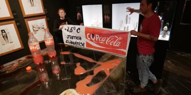 Dos activistas manchan vitrinas y una pared del Museo Egipcio de Barcelona por la crisis climática. Foto captura de pantalla.