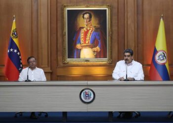 Nicolás Maduro (d), habla durante una rueda de prensa con su homólogo de Colombia, Gustavo Petro, hoy, en el Palacio de Miraflores, en Caracas (Venezuela). La reunión de ambos mandatarios se realiza con el fin de hablar sobre la relación bilateral, la reapertura de la frontera y el reingreso del país caribeño al Sistema Interamericano de Derechos Humanos. EFE/ Miguel Gutiérrez