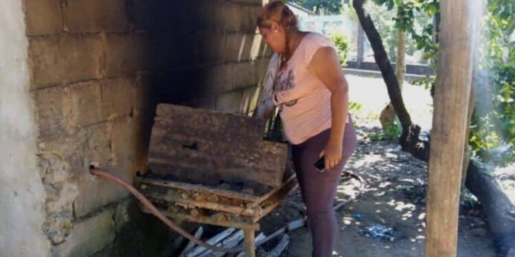 En el sector Cachipo en Monagas a falta de gas doméstico cocinan en fogones. Foto cortesía.