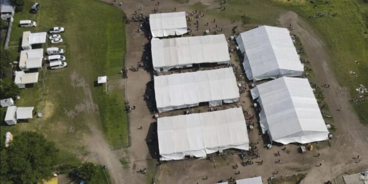 El campamento -cinco grandes carpas en las afueras del pueblo de San Pedro Tapanatepec con colchonetas, baños, agua y unos cuantos ventiladores para el sofocante calor- lleva funcionando desde inicios de agosto como centro de expedición de documentos de tránsito a extranjeros. Foto AP.