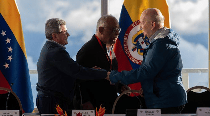 Las delegaciones del gobierno de Colombia y de la guerrilla del ELN. Foto Twitter.