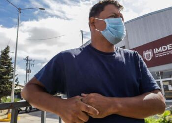 Enrique Lucero, director de Atención al Migrante de Tijuana, habla hoy con Efe en un albergue temporal para migrantes venezolanos en la ciudad fronteriza de Tijuana, Baja California (México). Los primeros albergues para venezolanos deportados por Estados Unidos abrieron este miércoles en Tijuana, en la frontera de México con California, después del anuncio de Washington sobre la expulsión inmediata de migrantes de Venezuela que lleguen por tierra. EFE/Joebeth Terriquez