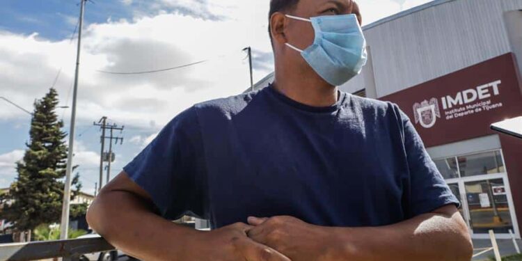 Enrique Lucero, director de Atención al Migrante de Tijuana, habla hoy con Efe en un albergue temporal para migrantes venezolanos en la ciudad fronteriza de Tijuana, Baja California (México). Los primeros albergues para venezolanos deportados por Estados Unidos abrieron este miércoles en Tijuana, en la frontera de México con California, después del anuncio de Washington sobre la expulsión inmediata de migrantes de Venezuela que lleguen por tierra. EFE/Joebeth Terriquez