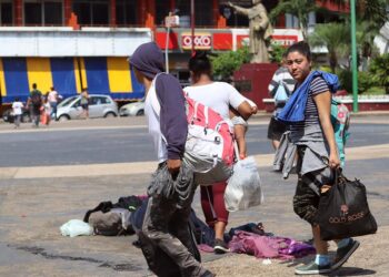 Un grupo de migrantes, en su mayoría de origen centroamericano, se prepara para salir en caravana rumbo a la frontera norte mexicana, hoy, en la ciudad de Tapachula, estado de Chiapas (México). Cientos de migrantes que han ingresado de manera irregular en las últimas semanas, desde Centro y Suramérica, a la ciudad mexicana de Tapachula, fronteriza con Guatemala, buscan arrancar este domingo una caravana que intentará avanzar a la frontera norte de México y luego a Estados Unidos. EFE/ Juan Manuel Blanco