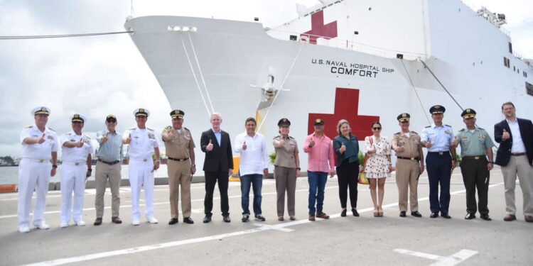 Presidente de Colombia, Gustavo Petro, buque hospital USNS Comfort. Foto @petrogustavo