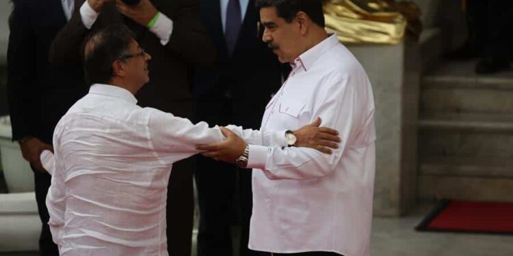 Presidente de Colombia, Gustavo Petro y Nicolás Maduro, en el Palacio de Miraflores, Caracas. Foto EFE.