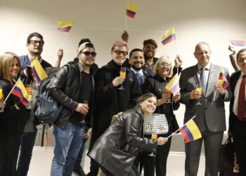 Pasajeros del vuelo 8820 de la aerolínea Turpial llegan al Aeropuerto El Dorado procedentes de Caracas, hoy, en Bogotá (Colombia). La aerolínea venezolana Turpial, realizó este lunes su primer vuelo procedente de Caracas (Venezuela), al Aeropuerto El Dorado de Bogotá luego de la apertura de fronteras y reactivación económica acordada por los Gobiernos de ambos países. EFE/Carlos Ortega