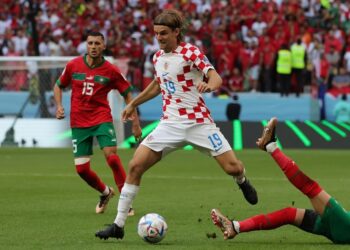 Al Khor (Qatar), 23/11/2022.- Borna Sosa (C) of Croatia in action during the FIFA World Cup 2022 group F soccer match between Morocco and Croatia at Al Bayt Stadium in Al Khor, Qatar, 23 November 2022. (Mundial de Fútbol, Croacia, Marruecos, Catar) EFE/EPA/Abir Sultan