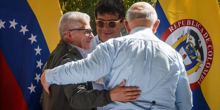 (i-d) Aureliano Carbonell, negociador del ELN; el alto comisionado para la Paz de Colombia, Danilo Rueda; y el exguerrillero Otty Patiño, negociador del Gobierno colombiano, se abrazan hoy durante el cierre del primer ciclo de los diálogos de paz en Caracas (Venezuela). El Gobierno de Colombia y la guerrilla del Ejército de Liberación Nacional (ELN) terminaron este lunes en Caracas un primer ciclo de 21 días de negociaciones con la proclamación de cuatro acuerdos que las partes ven "como una luz de esperanza" en el camino hacia la paz en el país andino. EFE/ Miguel Gutiérrez