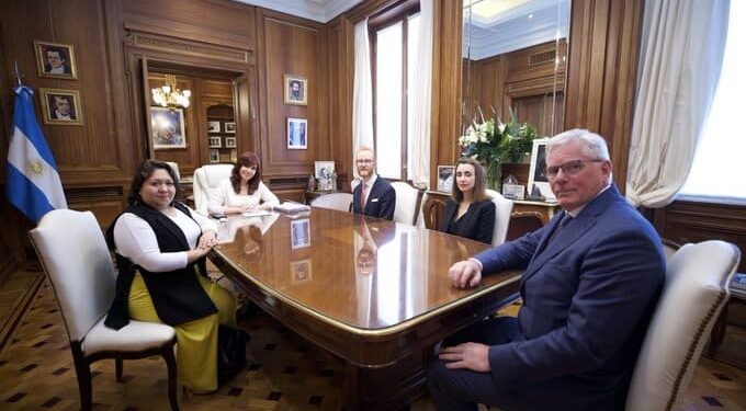 Cristina Kirchner y el editor general y a Joseph Farrell, embajador de Wikileak. Foto @CFKArgentina