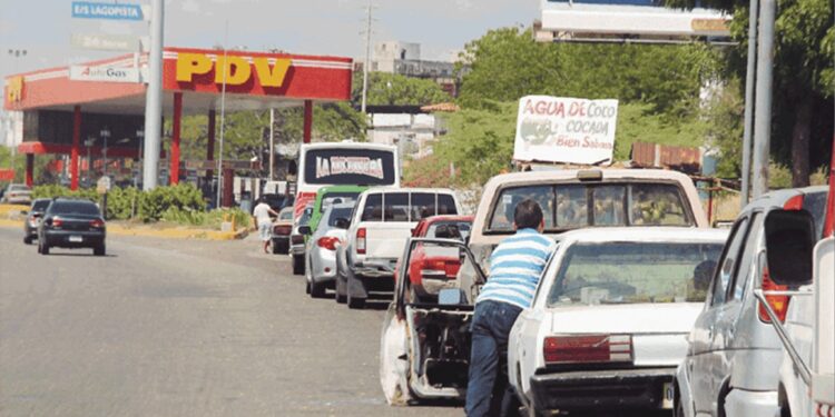 Estación de servicio. Gasolina. Foto de archivo.