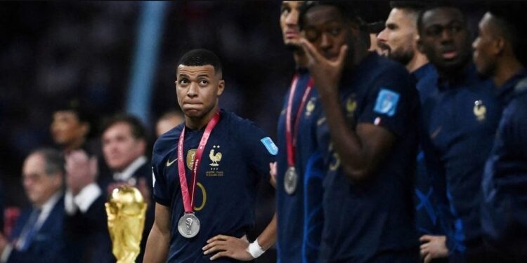 La decepción de Kylian Mbappe y el resto de sus compañeros tras la final perdida ante la Argentina por penales. Foto REUTERS Dylan Martinez.