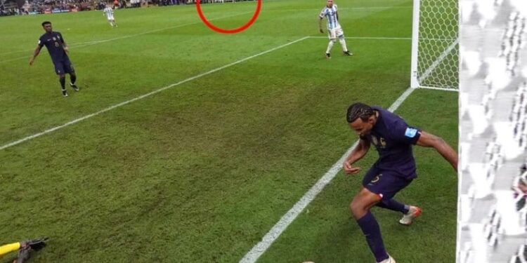 La foto en la que Francia basó sus quejas por el tercer gol de Argentina. Foto Infobae.