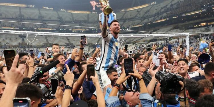 Lionel Messi celebra con el trofeo, la Copa Mundial de la FIFA; todas la smiradas y todos los celulares apuntan a su figura
Marc Atkins - Getty Images Europe