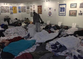 Migrantes se refugian y duermen en el aeropuerto de El Paso, Texas (Estados Unidos). Los migrantes desbordan los albergues y se ven obligados a dormir en las calles de El Paso (Texas, EE.UU.), una ciudad fronteriza con México a donde han llegado por miles en las últimas semanas antes de que el miércoles se suspenda el Título 42. EFE/ Octavio Guzmán