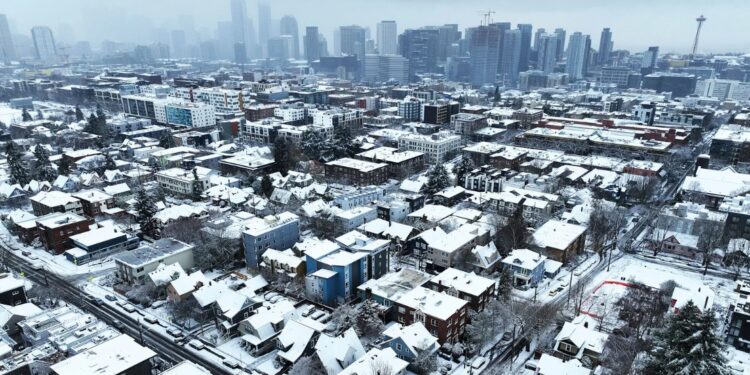 Las casas con nieve en sus techos en Seattle. Foto agencias.