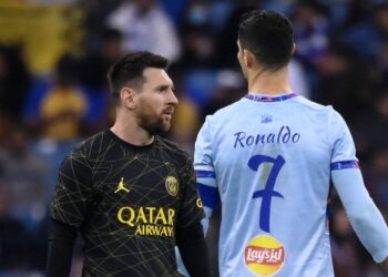 Paris Saint-Germain's Argentine forward Lionel Messi (L) walks past Riyadh All-Star's Portuguese forward Cristiano Ronaldo (R) during the Riyadh Season Cup football match between the Riyadh All-Stars and Paris Saint-Germain at the King Fahd Stadium in Riyadh on January 19, 2023. (Photo by FRANCK FIFE / AFP)