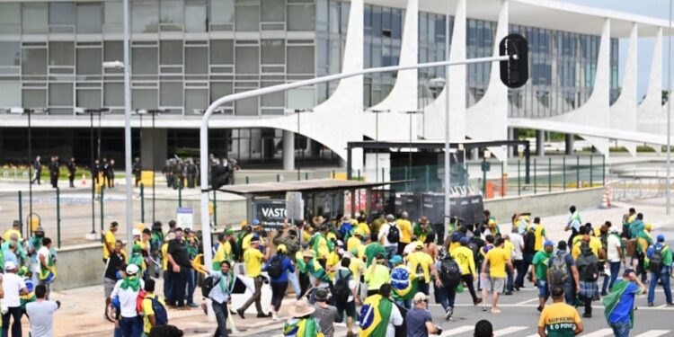 Partidarios del expresidente brasileño Jair Bolsonaro chocan con la policía durante una manifestación frente al Palacio Planalto en Brasilia el 8 de enero de 2023. – La policía brasileña usó gases lacrimógenos el domingo para repeler a cientos de partidarios del expresidente de extrema derecha Jair Bolsonaro después de que asaltaron en el recinto del Congreso una semana después de la asunción del presidente Luis Inácio Lula da Silva, atestiguó un fotógrafo de la AFP. (Foto por EVARISTO SA / AFP)