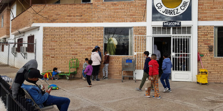 Un grupo de migrantes permanecen en un albergue el 6 de enero de 2023 de la fronteriza Ciudad Juárez, estado de Chihuahua (México). EFE/Luis Torres