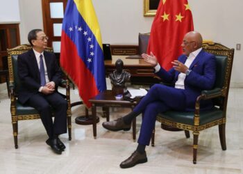 El Embajador de la República Popular China, Li Baorong y Jorge Rodríguez. Foto @jorgerpsuv