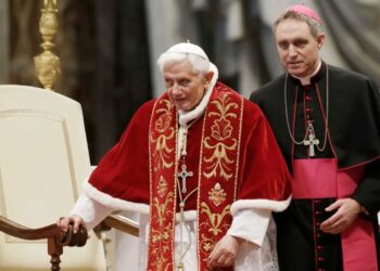 El papa Benedicto XVI, acompañado de su secretario personal, el arzobispo Georg Gaenswein. Foto AP.