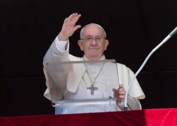 El papa Francisco dirigiendo la oración del Ángelus desde la ventana de su oficina con vista a la Plaza de San Pedro en la Ciudad del Vaticano. EFE. FOTO CECIDA POR EL VATICANO