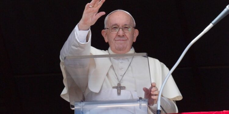 El papa Francisco dirigiendo la oración del Ángelus desde la ventana de su oficina con vista a la Plaza de San Pedro en la Ciudad del Vaticano. EFE. FOTO CECIDA POR EL VATICANO