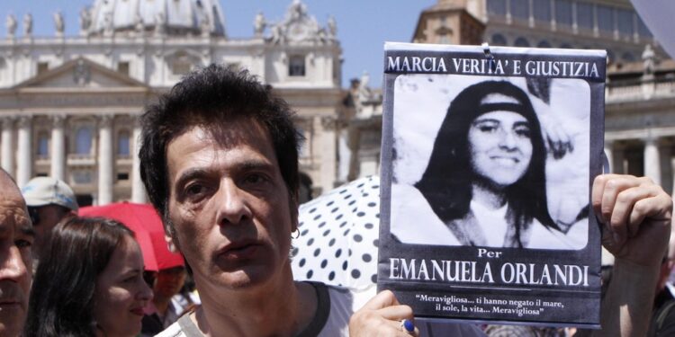 VATICANO ORLANDI:VAT12 EL VATICANO, 27/05/2012.- Pietro Orlandi, hermano de la joven desaparecida desde hace 29 años Emanuela Orlandi, durante un acto en su recuerdo celebrado en la Plaza de San Pedro del Vaticano, en el Vaticano, hoy, 27 de mayo de 2012. Orlandi, de 15 años e hija de un empleado del Vaticano, desapareció el 22 de junio de 1983 cuando se dirigía a la escuela de música de San Apolinar, en el centro de Roma. El caso se encuentra de plena actualidad después de que la Fiscalía romana ordenase recientemente la apertura de la tumba del mafioso Enrico De Pedis, el jefe de la banda de la Magliana asesinado en un ajuste de cuentas en 1990 y enterrado en la iglesia de San Apolinar de Roma, para investigar la desaparición de la joven. EFE/SERENA CREMASCHI INSIDEFOTO