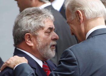 US Vice President Joe Biden (R) speaks with Brazil's President Luiz Inacio Lula Da Silva after the family photo of the Progressive Governance Leaders' Summit, in Vina del Mar, 120 km west from Santiago, on March 28, 2009. US Vice President Joe Biden defended a massive US spending package as a necessary action to boost sinking US and world economies ahead of a key G20 summit in London next week.. AFP PHOTO/Gardner Hamilton (Photo credit should read GARDNER HAMILTON/AFP via Getty Images)