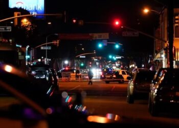 La policía investiga una escena donde se produjo un tiroteo en Monterey Park, California AP